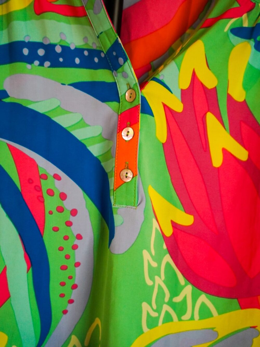 Michelle McDowell Vibrant Abstract Floral Print Blouse Women's Medium - Picture 4 of 12